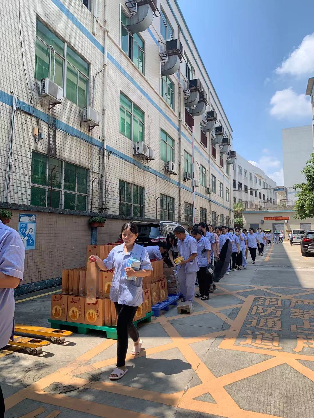 雅香麗化妝用品（深圳）有限公司預祝大家度過一個平安祥和、喜慶歡樂的中秋假期！